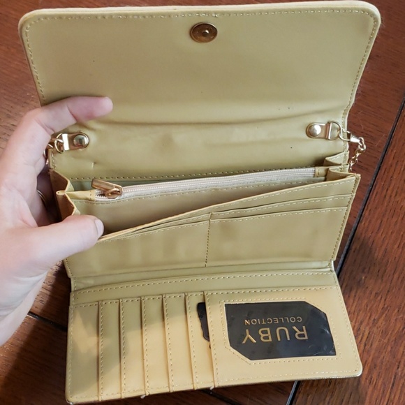 Ruby collection crossbody wallet - Picture 3 of 3